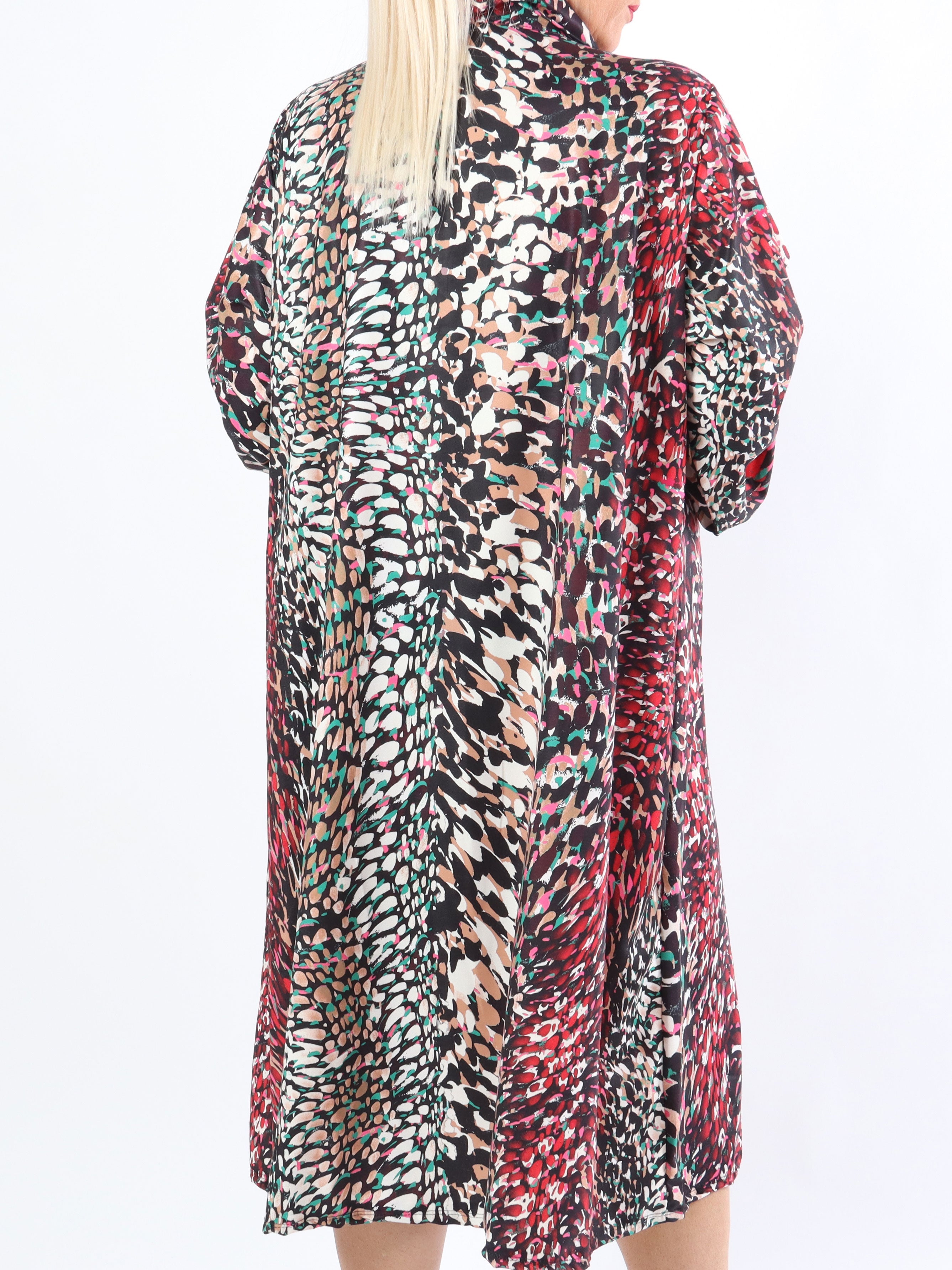 Lilly - Söt mönstrad klänning i plus size med skjortkrage